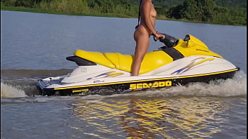 Preview 3 of Bff Nudes - Tigresa Vip faz umas manobra pelada com jetski