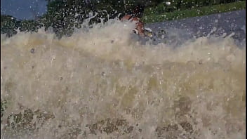 Preview 1 of Bff Nudes - Tigresa Vip faz umas manobra pelada com jetski