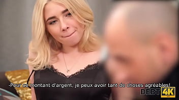 Preview 2 of Pader E Hija - DEBT4k. Blonde fascinante aux cheveux boucl&eacute_s bais&eacute_e par la dette