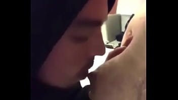 Preview 3 of Black Dik Sucking - ME ENCANTA COMO MAMA LAS TETAS ESTE MACHO BEBE HERMOSO (no es mi video)