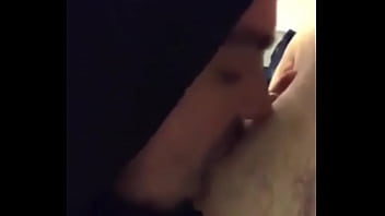 Preview 1 of Black Dik Sucking - ME ENCANTA COMO MAMA LAS TETAS ESTE MACHO BEBE HERMOSO (no es mi video)