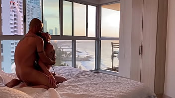 Preview 3 of Espa Ola Anais Y El Fontanero - Couple amateur exhibe leur baise torride aux fen&ecirc_tres de leur chambre d&rsquo_h&ocirc_tel en Colombie