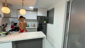 Preview 1 of Video Muncrat Di Dalam Memek - Encuentro a mi t&iacute_mida hermanastra sola en la cocina solo en delantal y aprovecho el momento para poderla follar muy duro y rico y darle toda mi rica leche.