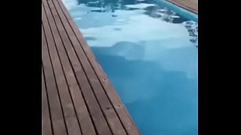 Preview 1 of Dutch Porn Ilse De Rooij Dp - Essa princesa ama da uma foda na piscina