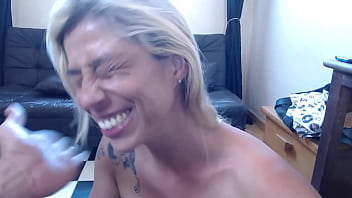 Preview 1 of Ivre Teens - Mamando at&eacute_ as bolas e ganhando leitinho quente na boca