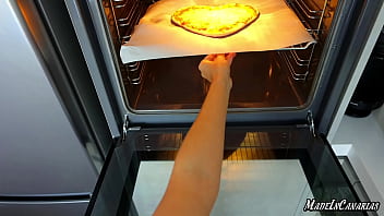 Preview 1 of Nagas Sex Videos - Chica Tetona Natural Quiere Pizza y Una Gran Polla Para La Cita De San Valent&iacute_n