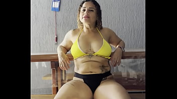 Preview 1 of Kiss And Fuck - QUAL DESSES BIQUINIS QUE SAIU PRA DA MINHA BUCETA NA PRAIA