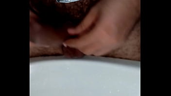 Preview 1 of Porn Pips - Raspando a rola e o saco para os gulosos de plant&atilde_o
