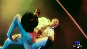 Preview 4 of Porn Joke - Elke,  stripteaseuse aux gros seins,  a besoin d&#039_une bonne bite