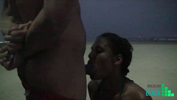 Preview 1 of Dad Sons Xxx Video Com - Casal curtindo as f&eacute_rias no litoral,  transando na areia na frente do mar. ( Completo no xvideos red )