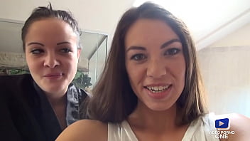 Preview 1 of Small Size Gand Sex - S&eacute_ance lesbienne dans la baignoire avec Tiffany et Dolly