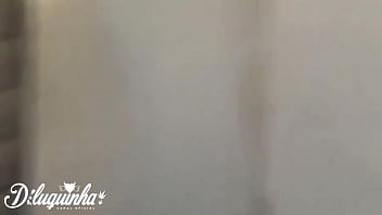 Preview 1 of Anak Cewek Umur12 - Pegou no flagra a novinha tomando banho