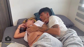 Preview 2 of Anusa Sex Vldeo - Comparto cama con mi hermanastra y lo que ella no sabe es que le voy a meter mi gran polla H.L.