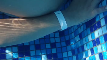Preview 1 of Xxx Japani Sex Video - Milf muestra concha en piscina