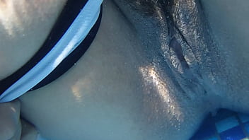 Preview 4 of Xxx Japani Sex Video - Milf muestra concha en piscina