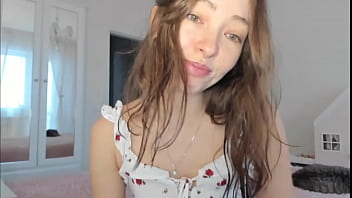 Preview 4 of Xenia Love - Novinha tirando o vestido na webcam