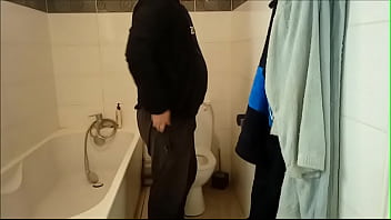 Preview 1 of Jilat Memek Sampai Muncrat - Fredpetitcoeur - Homme qui se masturbe en cachette dans les wc