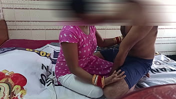 Preview 1 of Mom And Horni Guy - पहली बार सगी छोटी चाची को गन्दी बात करते हुए चोदा Indian XXX