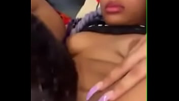 Preview 1 of Double Pentrstion - Petite teen ferme les yeux et se fait bouffer sa chatte par une amie lesbienne
