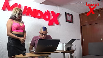 Preview 2 of Bick Hard - el es un fetichista de pies y su secretaria le ayuda a cumplir la fantasia MUNDOXXX.COM