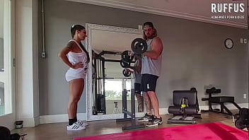 Preview 1 of Lesbeon Full Videos - Personal trainer fode um de seus clientes em casa - Ana Rothbard