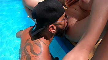 Preview 4 of Tranny Curvy Beautiful - Adoro fazer uma bricandeira na piscina toda nua - Vinny Burgos