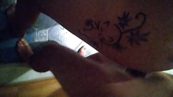 Preview 2 of Amazing Butt Mom - Con un amigo en el ba&ntilde_o