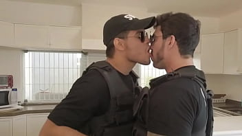 Preview 2 of Son Rape Mom And Fuck - Fui fazer uma opera&ccedil_&atilde_o da SWAT na casa de um bandido,  adrenalina virou tes&atilde_o e acabei comendo meu colega de farda.