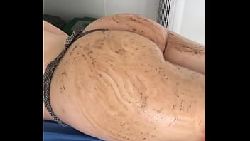 Preview 2 of Video De Xuxa Xxx - Grabando durante masaje con caf&eacute_ en las nalgas de una clienta de 28 a&ntilde_os en el spa.