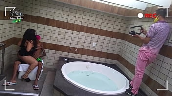 Preview 2 of Saheliyon Chopra - Making of : Coroa experiente fazendo cena com novinho cheio de tatuagem do pau grande. Wallif Santos ((( Completo no Xvideos Red  )))