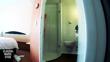 Preview 1 of Gila Seks - Follando en la ducha del hotel para disfrutar un poco de las vacaciones