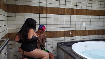 Preview 2 of Www Sexyc0m - Brinquedu s agravou com a novinha na banheira agora ele n&atilde_o perdoou nem a coroa meu gostoso eu s&oacute_ t&ocirc_ leite no meio dos peito da coroa