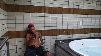 Preview 1 of Www Sexyc0m - Brinquedu s agravou com a novinha na banheira agora ele n&atilde_o perdoou nem a coroa meu gostoso eu s&oacute_ t&ocirc_ leite no meio dos peito da coroa