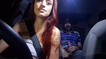 Preview 4 of Havas Xxx Sister - Safada trabalha de motorista de aplicativo e pega homem se masturbando no banco de tr&aacute_s!