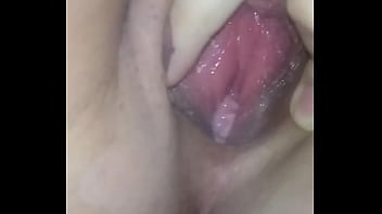 Preview 4 of Very Busty Amateur - se masturbando escondida dos pais,  com buceta lisinha e apertadinha