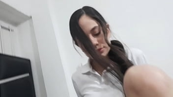Preview 3 of Ass Fuck Boss - Hermanastra le masturba la verga con sus pies y despu&eacute_s se lo lleva a su co&ntilde_o