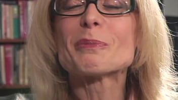 Preview 1 of Shy Hairy Teen - Nina Hartley: La vieille salope adore les jeunes queues !