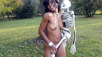 Preview 3 of Smal Girlsex - Dancing with bones