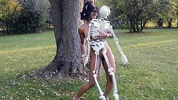Preview 4 of Smal Girlsex - Dancing with bones