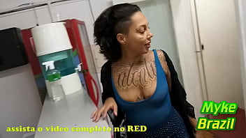 Preview 1 of Yoga Ticher Porn - Jovem morena visita a loja do Myke,  mas acaba rolando mais que um simples atendimento na cabine.