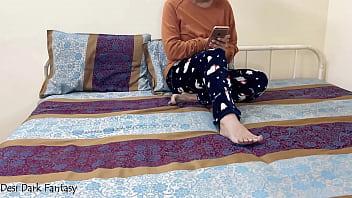 Preview 1 of Mom Napsu Gila - भाई ने बहन को पोर्न वीडियो देखते हुए पकड़ा और चुदाई के लिए मनवा लिया - एपिसोड - 1