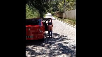 Preview 4 of Jezabel Vessir Vessir - Esposa exibindo na rua de dia.