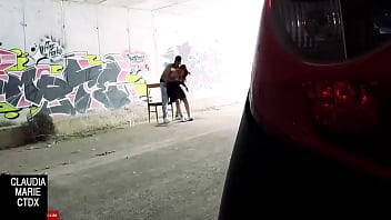 Preview 1 of Vertune Sex Vedio - Follando en un lugar entre graffiti. Mi prima follando en el exterior