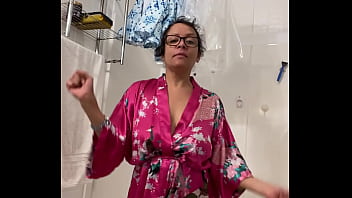 Preview 2 of Bit Vibe - Anna Mature Mature latina dancing in her robe,  subscribe to my to see the big reveal .com/annamariamaturelatina