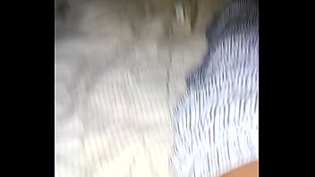 Preview 4 of Pakistan Girls Fucking Amica - Masturbandome en la cama,  me sale un chorro de semen