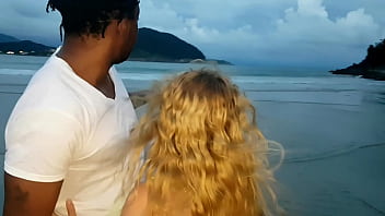 Preview 1 of Nava Taylor - Paty Bumbum encontra gringo dotado e loira na praia e leva para casa do El Toro de Oro para fuder . ( Melissa Alecxander - Clarkes Boutaine )