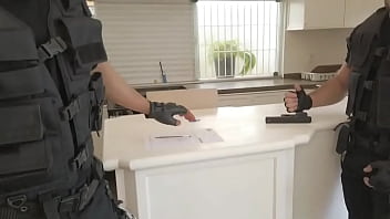 Preview 1 of Tenn Purnstar - Fui fazer uma opera&ccedil_&atilde_o da SWAT na casa de um bandido,  adrenalina virou tes&atilde_o e acabei comendo meu colega de farda. -Free