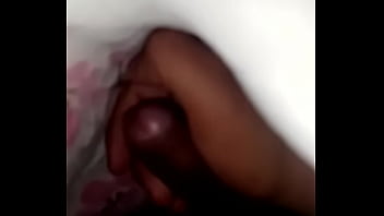 Preview 1 of New Sex Vodie - Chavito toluque&ntilde_o pajeandose a escondidas en su cama y sacando leche