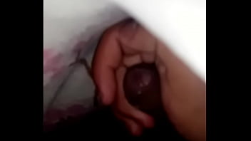 Preview 4 of New Sex Vodie - Chavito toluque&ntilde_o pajeandose a escondidas en su cama y sacando leche