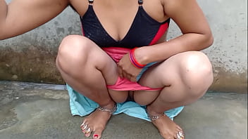 Preview 1 of Xxxmother Amerain Video - भाभी की बहन को बाथरूम में नंगी पेशाब करते हुए चोदा